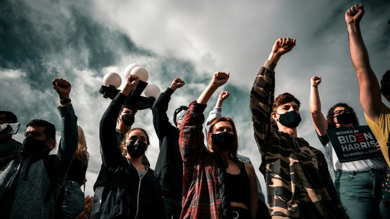 手を上げる人々